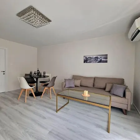 Central Luxe - Elisha ヴァルナ