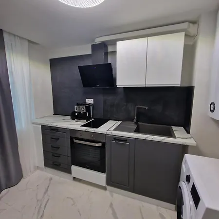 Central Luxe - Elisha * ヴァルナ