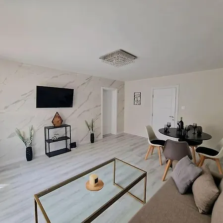 Luxe - Elisha *